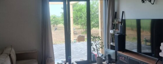 Wnętrze domu na zgłoszenie – otwarta kuchnia i salon w stylu nowoczesnym